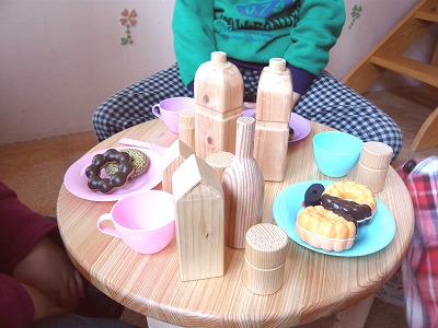 子供用のミニ丸テーブルとイス
