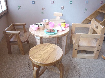 子供用のミニ丸テーブルとイス